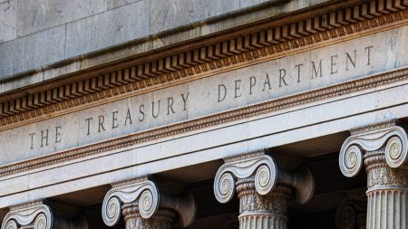 Survey: Experts Predict 10-Year Treasury Yield To Dip Lower Over Next Year Despite Trump Tariff Threats